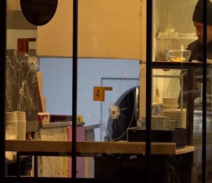 Çanakkale İsmetpaşa Mahallesinde İş Yerine Silahlı Saldırı: 1 Kişi Yaralandı, 2 Şüpheli Gözaltında Çanakkale İsmetpaşa Mahallesinde İş Yerine Silahlı Saldırı 1 Kişi Yaralandı, 2 Şüpheli Gözaltında