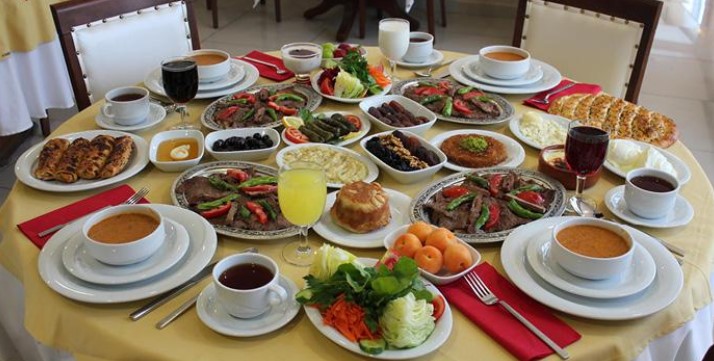 İFTARDA SAKIN SOFRAYA SALDIRMAYIN 20 DAKİKA DURUN!